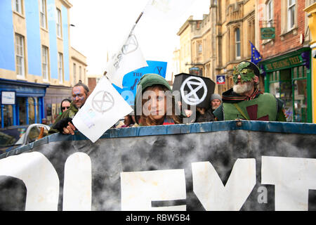 Glastonbury, Somerset, Regno Unito. 12 gen 2019. Le persone si sono riunite nel centro della città di Glastonbury per una processione funebre per contrassegnare il continuo catastrofe climatica accadendo intorno al globo. Credito: Natasha Quarmby/Alamy Live News Foto Stock