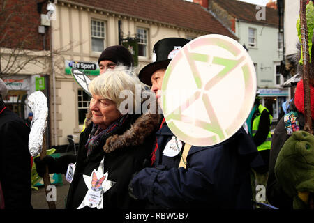 Glastonbury, Somerset, Regno Unito. 12 gen 2019. Le persone si sono riunite nel centro della città di Glastonbury per una processione funebre per contrassegnare il continuo catastrofe climatica accadendo intorno al globo. Credito: Natasha Quarmby/Alamy Live News Foto Stock