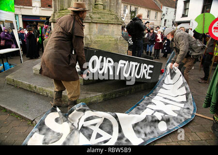 Glastonbury, Somerset, Regno Unito. 12 gen 2019. Le persone si sono riunite nel centro della città di Glastonbury per una processione funebre per contrassegnare il continuo catastrofe climatica accadendo intorno al globo. Credito: Natasha Quarmby/Alamy Live News Foto Stock