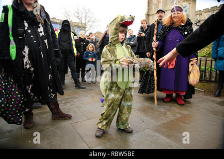 Glastonbury, Somerset, Regno Unito. 12 gen 2019. Le persone si sono riunite nel centro della città di Glastonbury per una processione funebre per contrassegnare il continuo catastrofe climatica accadendo intorno al globo. Credito: Natasha Quarmby/Alamy Live News Foto Stock