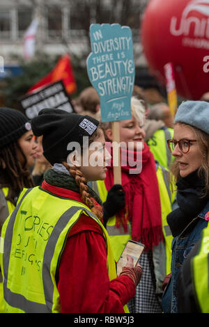 Londra, Regno Unito. Il 12 gennaio, 2019. La Gran Bretagna è rotto - Elezioni generali ora! Iniziato al di fuori della BBC Portland Place. Una versione per il Regno Unito del Giubbotto giallo protesta organizzata dall'Assemblea popolare contro austerità. Le campagne contro tutti i tagli non meno o più lento di tagli. Nessuna privatizzazione. Nessuna colpevolizzazione razzista. N. di sfratti. Credito: Guy Bell/Alamy Live News Foto Stock