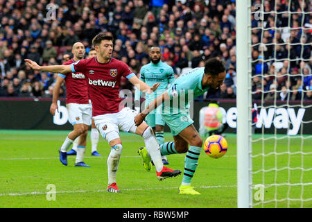 Londra, Regno Unito. Il 12 gennaio, 2019. Pierre-Emerick Aubameyang di Arsenal (R) punteggi di un obiettivo che non è consentita per il fuorigioco. Premier League, West Ham United v Arsenal al London Stadium, Queen Elizabeth Olympic Park a Londra sabato 12 gennaio 2019. Questa immagine può essere utilizzata solo per scopi editoriali. Solo uso editoriale, è richiesta una licenza per uso commerciale. Nessun uso in scommesse, giochi o un singolo giocatore/club/league pubblicazioni . pic da Steffan Bowen/Andrew Orchard fotografia sportiva/Alamy Live news Foto Stock