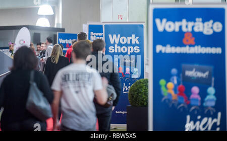 Amburgo, Germania. Xii Jan, 2019.12 Gennaio 2019, Germania (tedesco), Hamburg: i visitatori della fiera del lavoro di Amburgo a piedi nella sala delle esposizioni al terminal delle navi da crociera in Altona tra gli stand. L'avvio del job fair tour attraverso la Germania avrà luogo con 70 espositori il 12 e 13 Gennaio a Amburgo. Foto: Axel Heimken/dpa Credito: dpa picture alliance/Alamy Live News Foto Stock