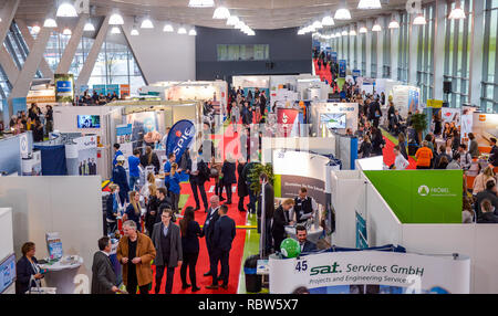 Amburgo, Germania. Xii Jan, 2019.12 Gennaio 2019, Germania (tedesco), Hamburg: i visitatori della fiera del lavoro di Amburgo a piedi nella sala delle esposizioni al terminal delle navi da crociera in Altona tra gli stand. L'avvio del job fair tour attraverso la Germania avrà luogo con 70 espositori il 12 e 13 Gennaio a Amburgo. Foto: Axel Heimken/dpa Credito: dpa picture alliance/Alamy Live News Foto Stock