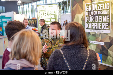 Amburgo, Germania. Xii Jan, 2019.12 Gennaio 2019, Germania (tedesco), Hamburg: i visitatori a Amburgo fiera del lavoro possono ottenere consigli sulle proprie aspirazioni di carriera presso la Bundeswehr stand nel padiglione espositivo al terminal delle navi da crociera in Altona. L'avvio del job fair tour attraverso la Germania avrà luogo con 70 espositori il 12 e 13 Gennaio a Amburgo. Foto: Axel Heimken/dpa Credito: dpa picture alliance/Alamy Live News Foto Stock