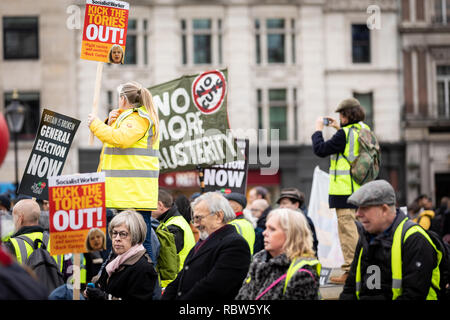 Londra, Regno Unito. Xii gen, 2019. Centinaia di dimostranti si sono riuniti nella città di marzo sotto lo slogan La Gran Bretagna è rotto, che ha visto il giallo movimento giubbotti di venire al Regno Unito. Il giubbotto giallo movimento è stato adottato da sia a sinistra che a destra le parti che più tardi si scontrarono in Trafalgar Square. Credito: Andy Barton/Alamy Live News Foto Stock