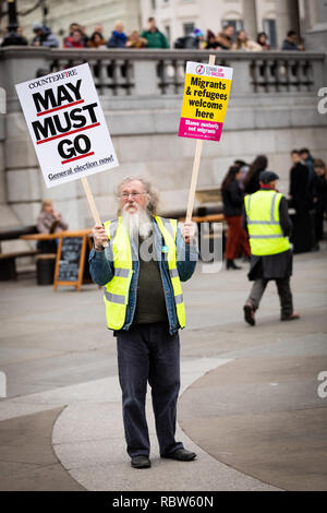 Londra, Regno Unito. Xii gen, 2019. Centinaia di dimostranti si sono riuniti nella città di marzo sotto lo slogan La Gran Bretagna è rotto, che ha visto il giallo movimento giubbotti di venire al Regno Unito. Il giubbotto giallo movimento è stato adottato da sia a sinistra che a destra le parti che più tardi si scontrarono in Trafalgar Square. Credito: Andy Barton/Alamy Live News Foto Stock