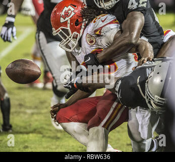 Oakland, la California, Stati Uniti d'America. Xx Nov, 2014. Oakland Raiders cornerback D.J. Hayden (25) e raider defensive back Larry Asante (42) knock palla da Kansas City Chiefs running back Jamaal Charles (25) Giovedì, 20 novembre 2014, a O.co Coliseum a Oakland, in California. I raider hanno sconfitto i capi 24-20. Credito: Al di Golub/ZUMA filo/Alamy Live News Foto Stock