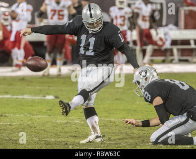 Oakland, la California, Stati Uniti d'America. Xx Nov, 2014. Oakland Raiders kicker Sebastian Janikowski (11) kick field goal giovedì, 20 novembre 2014, a O.co Coliseum a Oakland, in California. I raider hanno sconfitto i capi 24-20. Credito: Al di Golub/ZUMA filo/Alamy Live News Foto Stock