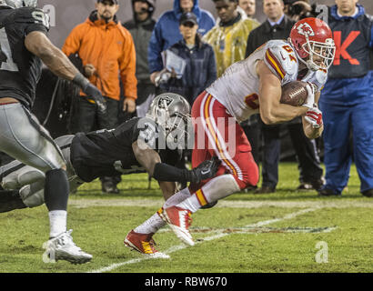 Oakland, la California, Stati Uniti d'America. Xx Nov, 2014. Oakland Raiders defensive back Neiko Thorpe (31) affronta Kansas City Chiefs manualmente l'estremità Travis Kelce (87) Giovedì, 20 novembre 2014, a O.co Coliseum a Oakland, in California. I raider hanno sconfitto i capi 24-20. Credito: Al di Golub/ZUMA filo/Alamy Live News Foto Stock