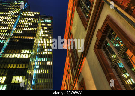 Immagine di un moderno ed alto edificio storico edificio di notte Foto Stock