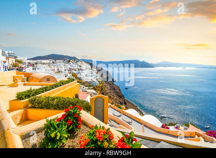 Una pittoresca vista panoramica della caldera di Santorini e sul Mar Egeo da un resort terrazza nel borgo collinare di Oia, Grecia.