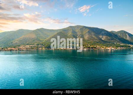 Uno dei tanti piccoli villaggi di collina lungo la costa della Baia di Kotor, Montenegro Foto Stock