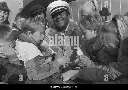 Aankomst Fats Domino op Schiphol incontrato schoolkinderen - NA - 933-9200. Foto Stock