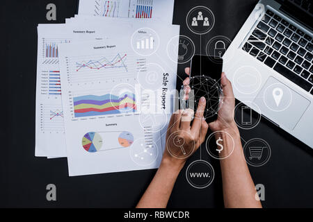 Business donna mano utilizzando smartphone con il marketing digitale via di comunicazione multi-canale sulla rete mobile la tecnologia di applicazione. Vista superiore Foto Stock