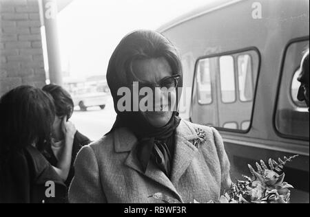 Aankomst MRS. لیمو Farah Diba op Schiphol (moeder Keizerin Farah Diba ), Bestanddeelnr 919-1586. Foto Stock