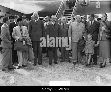 Aankomst op Schiphol il dottor Van Roijen , Cohen, Riem, Bestanddeelnr 903-5353. Foto Stock