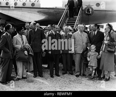 Aankomst op Schiphol il dottor Van Roijen , Maarssen, Riem, Bestanddeelnr 934-6989. Foto Stock