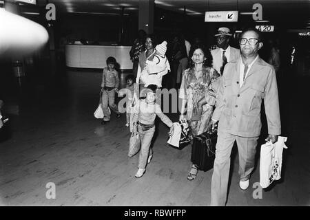 Aankomst op Schiphol van 1e vliegtuig uit Paramaribo na militaire staatsgreep ho‥A6, Bestanddeelnr 930-6938. Foto Stock