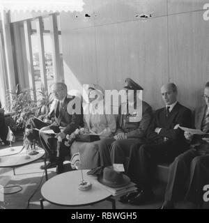 Aankomst presidente van Israele Isaac ben Zwi op Schiphol, Bestanddeelnr 909-7106. Foto Stock