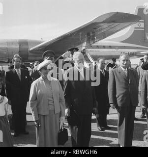 Aankomst presidente van Israele Isaac ben Zwi op Schiphol, Bestanddeelnr 909-7107. Foto Stock