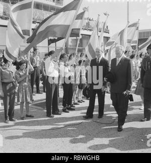 Aankomst presidente van Israele Isaac ben Zwi op Schiphol, Bestanddeelnr 909-7109. Foto Stock