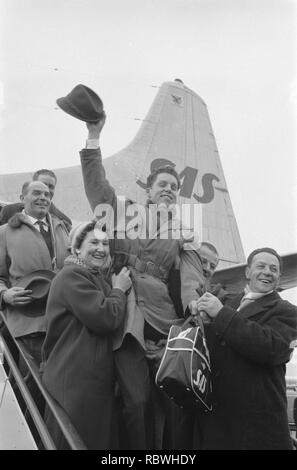 Aankomst Rudi Liebrechts op Schiphol, Rudi Liebrechts op schouders van vader en , Bestanddeelnr 912-1358. Foto Stock