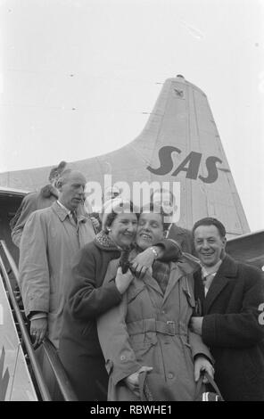 Aankomst Rudi Liebrechts op Schiphol, Rudi wordt porta z ouders op de vliegtuigtr, Bestanddeelnr 912-1359. Foto Stock
