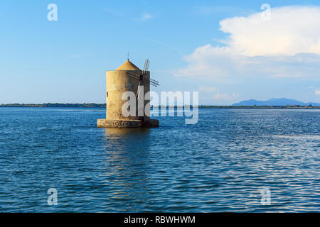 Vecchio mulino a vento spagnolo nella laguna di Orbetello sulla penisola Argentario in Toscana. Italia Foto Stock