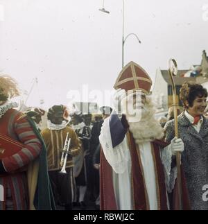 Aankomst Sinterklaas in Volendam Mies Bouwman begroet Sint, Bestanddeelnr 254-8740. Foto Stock