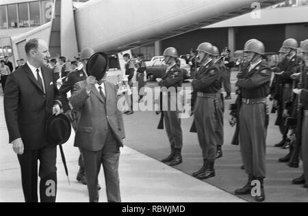 Aankomst Turkse minister van Buitenlandse Zaken Ihsan Sabri Caglayangil . Ispezione, Bestanddeelnr 921-5128. Foto Stock