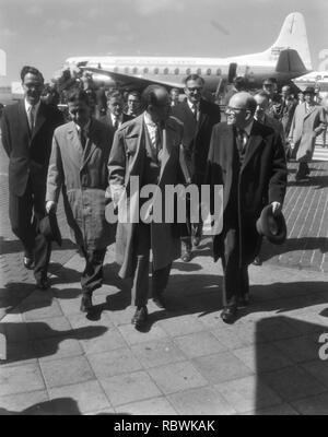 Aankomst van dr. J. B. Salk , uitvinder van het Salkvaccin op Schiphol, Bestanddeelnr 910-3194. Foto Stock