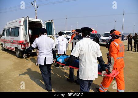 Di Allahabad, India. Xi gen, 2019. Di Allahabad: Uttar Pradesh la polizia lungo con forze Paramilietry prendere parte in una simulazione di praticare per lavorare in caso di emergenza in anticipo del Kumbh a Sangam a Allahabad su 11-01-2019. Foto di Prabhat Kumar Verma Credito: Prabhat Kumar Verma/Pacific Press/Alamy Live News Foto Stock