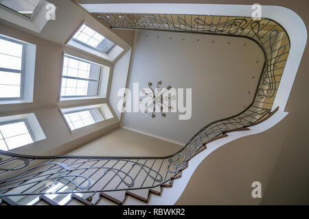 Interior secondo faro, scale ringhiere in ferro battuto, lampadario Foto Stock