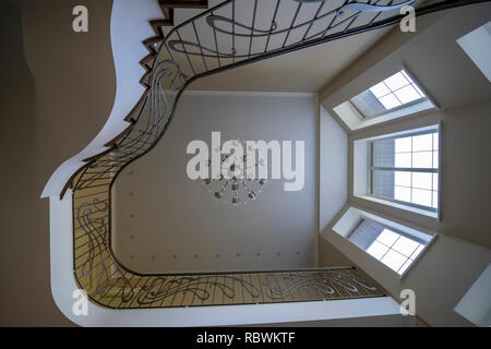 Interior secondo faro, scale ringhiere in ferro battuto, lampadario Foto Stock