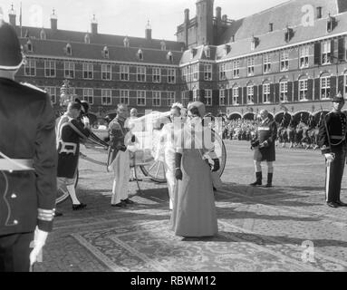 Aankomst van prinses Margriet en prinses Christina bij de Ridderzaal, Bestanddeelnr 919-5767. Foto Stock