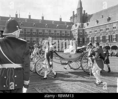 Aankomst van prinses Margriet en prinses Christina bij de Ridderzaal, Bestanddeelnr 919-5768. Foto Stock