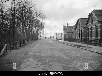 Aanleg en verbeteren van wegen Asfaltbetonwegen Winschoten, Bestanddeelnr 161-0017. Foto Stock