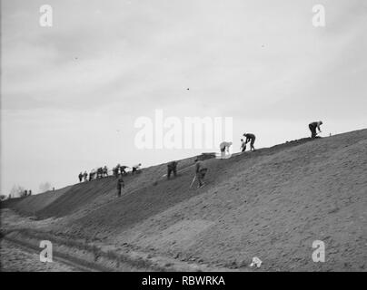 Aanleg en verbeteren van wegen, dijken, spaarbekken, Bestanddeelnr 253-6678. Foto Stock