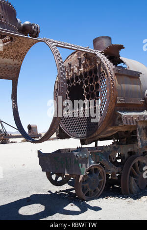 Ancora abbandonati scultoreo e resti di vecchi treni a vapore si trovano la formazione di ruggine nel deserto al di fuori di Uyuni, Bolivia presso il Cimitero di treno. Foto Stock