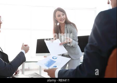Investor studi un nuovo progetto finanziario. Foto Stock