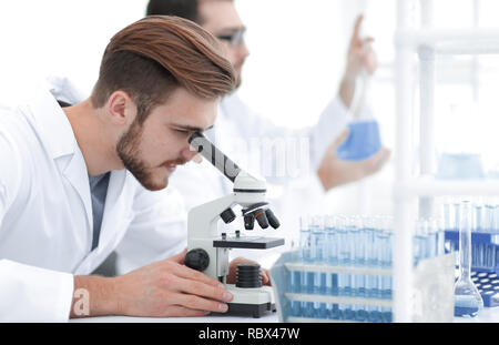 Ricercatore maschio di effettuare attività di ricerca scientifica in un laboratorio Foto Stock