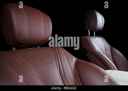 Moderne auto di lusso all'interno. Interno del prestige auto moderna. Comodi posti a sedere in pelle. Rosso e bianco in pelle traforata. Auto moderna dettagli interni Foto Stock