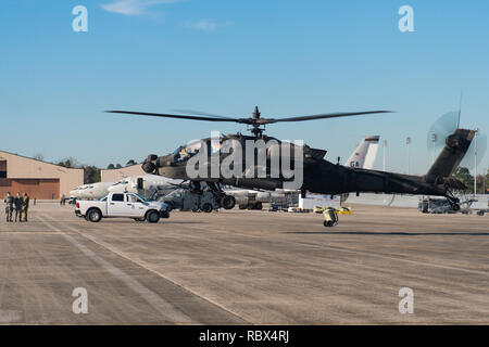 Un AH-64D Apache elicottero vola accanto E-8C comune di stelle aeromobile prima di uscire Robins Air Force Base (AFB), Ga., 10 gennaio, 2019. Stati Uniti Army Chief Warrant Officer 2 William Klinger, pilota al comando, e Chief Warrant Officer 2 Andrew Williamson, pilota, dalla terza divisione di fanteria, 3a combattere la Brigata Aerea, 3/17 reggimento di cavalleria, Hunter Army Airfield, Ga., volò l'elicottero a Robins AFB di soddisfare con soldati e aviatori da Team JSTARS per informarli sulle funzionalità del AH-64D Apache e saperne di più sulle funzionalità del E-8C comune di stelle. (U.S. Air National Guard pho Foto Stock