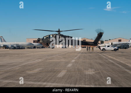 Un AH-64D Apache elicottero vola accanto E-8C comune di stelle aeromobile prima di uscire Robins Air Force Base (AFB), Ga., 10 gennaio, 2019. Stati Uniti Army Chief Warrant Officer 2 William Klinger, pilota al comando, e Chief Warrant Officer 2 Andrew Williamson, pilota, dalla terza divisione di fanteria, 3a combattere la Brigata Aerea, 3/17 reggimento di cavalleria, Hunter Army Airfield, Ga., volò l'elicottero a Robins AFB di soddisfare con soldati e aviatori da Team JSTARS per informarli sulle funzionalità del AH-64D Apache e saperne di più sulle funzionalità del E-8C comune di stelle. (U.S. Air National Guard pho Foto Stock