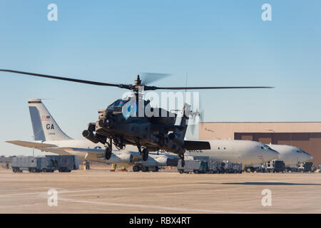 Un AH-64D Apache elicottero vola accanto E-8C comune di stelle aeromobile prima di uscire Robins Air Force Base (AFB), Ga., 10 gennaio, 2019. Stati Uniti Army Chief Warrant Officer 2 William Klinger, pilota al comando, e Chief Warrant Officer 2 Andrew Williamson, pilota, dalla terza divisione di fanteria, 3a combattere la Brigata Aerea, 3/17 reggimento di cavalleria, Hunter Army Airfield, Ga., volò l'elicottero a Robins AFB di soddisfare con soldati e aviatori da Team JSTARS per informarli sulle funzionalità del AH-64D Apache e saperne di più sulle funzionalità del E-8C comune di stelle. (U.S. Air National Guard pho Foto Stock