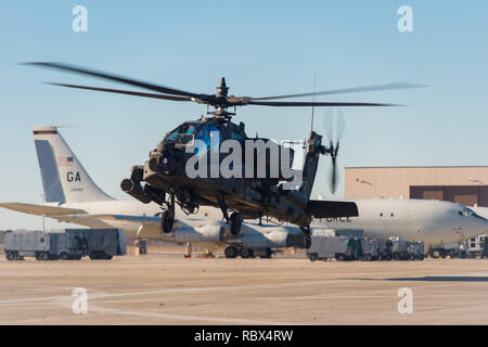 Un AH-64D Apache elicottero vola accanto E-8C comune di stelle aeromobile prima di uscire Robins Air Force Base (AFB), Ga., 10 gennaio, 2019. Stati Uniti Army Chief Warrant Officer 2 William Klinger, pilota al comando, e Chief Warrant Officer 2 Andrew Williamson, pilota, dalla terza divisione di fanteria, 3a combattere la Brigata Aerea, 3/17 reggimento di cavalleria, Hunter Army Airfield, Ga., volò l'elicottero a Robins AFB di soddisfare con soldati e aviatori da Team JSTARS per informarli sulle funzionalità del AH-64D Apache e saperne di più sulle funzionalità del E-8C comune di stelle. (U.S. Air National Guard pho Foto Stock