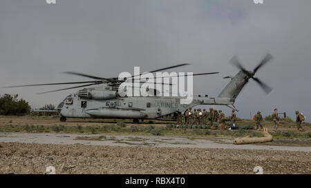 Stati Uniti Marines con Marine Wing Support Squadron (MWSS) 373, Marina Wing Support Gruppo 9MWSG0 37, terzo aeromobile Marina Wing (PMA), ingranaggio di scarico da un CH-53E sulla pista di aeroporto in Cielo sull isola Catalina, California, Gen 9. La partnership tra le Marine Corps e Catalina Island Conservancy fornisce un opportunità unica di condotta applicabili alla formazione ma anche di aiutare la comunità. (U.S. Marine Corps foto di Cpl. Samuel Ruiz) Foto Stock