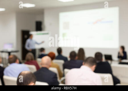 Il pubblico in sala conferenze. immagine sfocata foto sfocata. . Business e concetto di imprenditorialità. Foto Stock