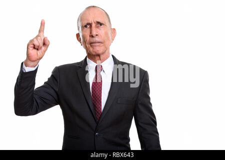 Studio shot di angry businessman senior di puntare il dito fino Foto Stock